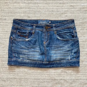 Jeans Kjol - jätte fin jeans kjol, köpt på plick och är i jätte bra skick i storlek 36