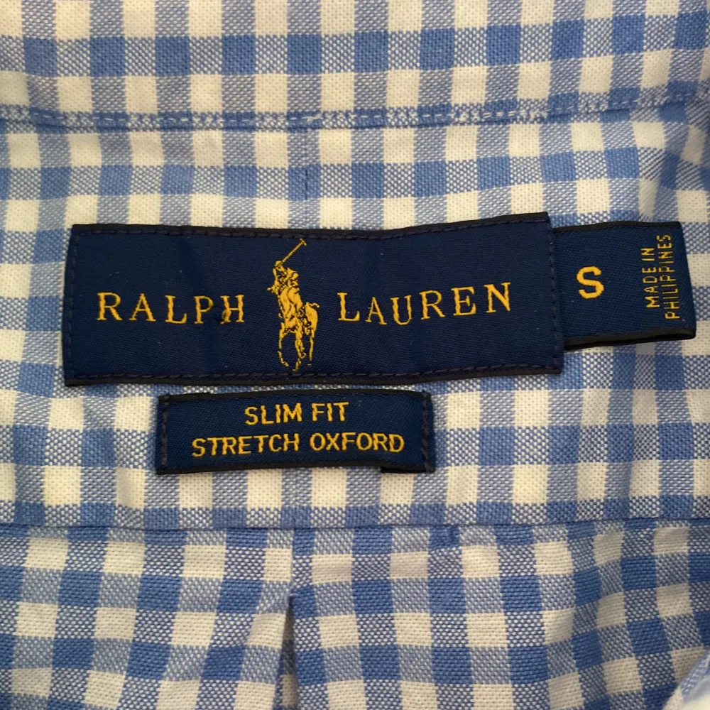 Säljer nu denna asfeta Ralph Lauren skjorta i ett perfekt skick! (Liten defekt bild 3 längst ner på skjortan) Storleken är S men kan passa bra på XS med. Nypris ligger på ca 1599kr❌ mitt pris endast 379kr✅ Hör av dig vid minsta lilla fundering!! 😊😀. Skjortor.