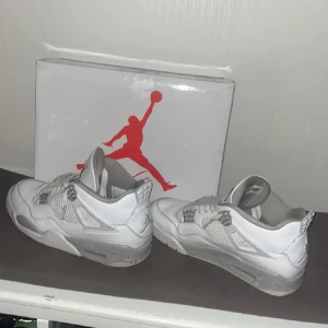 Jordan 4 oreos  - Jordan 4s oreos i 9/10 skick, ser lite smutsiga ut bara på bilden men dem är rena kan skicka flera bilder ifall det behövs, storlek 43 men passar även 44, 