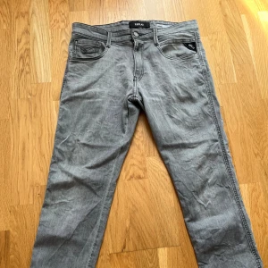 Replay anbass jeans  - Helt nya replay jeans men jätte fint skick , använt de kanske 2 gånger. Priset kan diskuteras vid snabb affär
