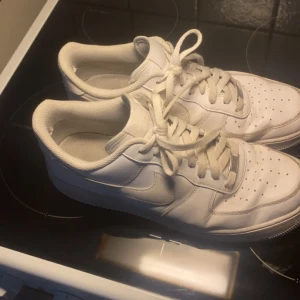 Nike air force 1 - Hej! Vi säljer ett par stilrena Nike af1 i storlek 45-46. Dem har inga defekter, dom är bara smutsiga. Priset kan diskuteras.