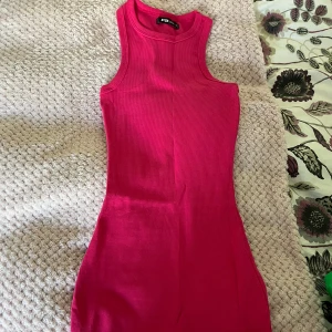 Skrikrosa bodycon 🩷 - Asså så snygg på sommaren!!! 🩷🩷 I storlek S och fint skick.