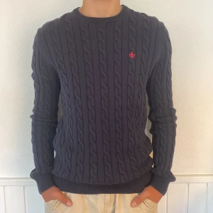 Morris tröja - Marinblå kabelstickad tröja från Morris i bra skick.