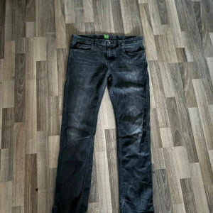 Hugo boss jeans - Hugo boss jeans i stretch. stonewashed färg Storlek 36/34  Hör av er vid minsta funderingar😁