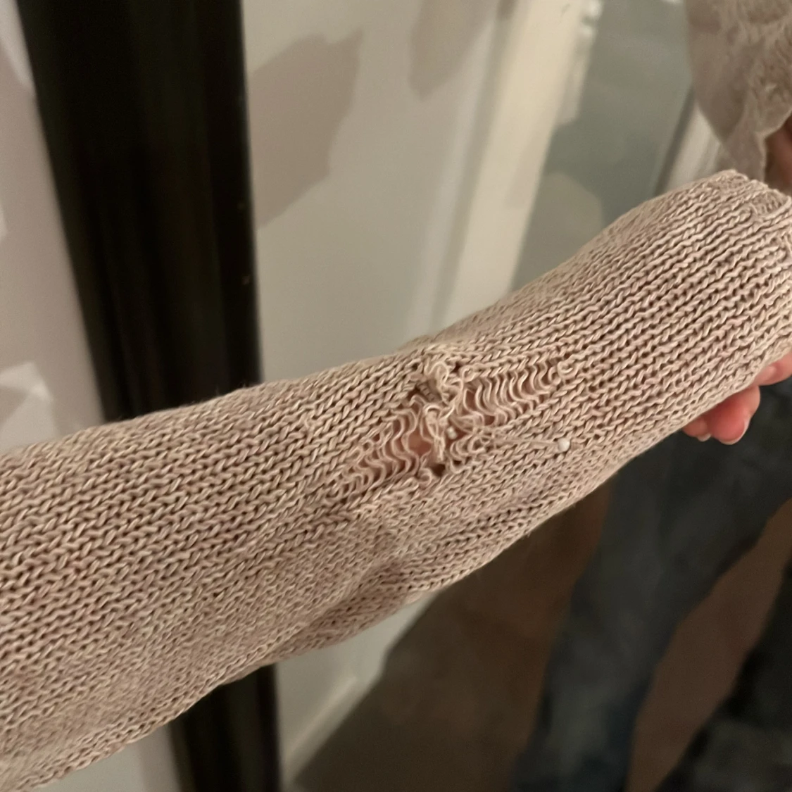 Fin stickad tröja i beige  - 90