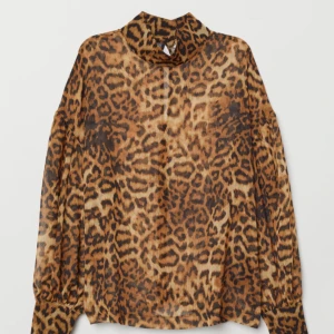 H&M BLUS - En jättefin H&M blus, nästan helt o använd och inga defekter!!