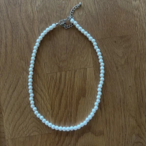 Pärlhalsband  - Jätte fint pärlhalsband som jag köpte i vintras men aldrig använt, kommer ej ihåg vart jag köpte. 