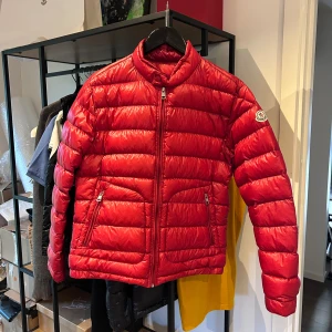 Moncler Acorus  - Moncler Acorus i nyskick, sjukt fräsch färg. Storlek 1 passar S, nypris 13.000 mitt pris 3800 men tar emot rimliga bud! Över 70 refs från nöjda kunder finns, bara att skriva vid frågor eller funderingar!