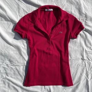Lacoste polo tröja 💕 - Mörk rosa polo tröja från Lacoste, aldrig använt✨ storlek 34