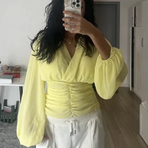 Blus  - En JÄTTE fin blus använt en gång säljer eftersom den inte kommer till användning längre 