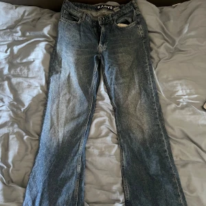 Karve Bootcut Jeans - Säljer nu dessa snygga Karve jeans eftersom de inte längre passar mig i storleken. Har inte använt de så mycket, samt tagit väl hand om de så de är i bra skick. Passformen är straight/relaxas med bootcut längst ned. Inga defekter vad jag kunnat se!