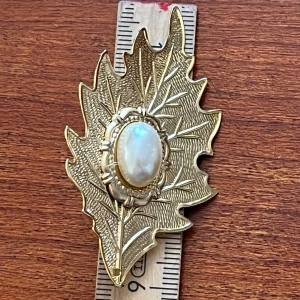 Brosch guldig löv med pärla retro vintage 50-tal 60-tal - Vet inte material.