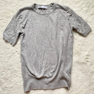 Stickad Tshirt - Finstickad T-shirt från Zara! Fint skick, knappt använd! Kontakta mig för fler bilder eller vid intresse! Pris kan diskuteras ❣️