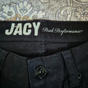 Utsvängda Jeans - Ett par svarta utsvängda Jeans från peak performance 💞 