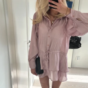 Klänning  - Helt underbar miniklänning med volanger😍 aldrig använd 