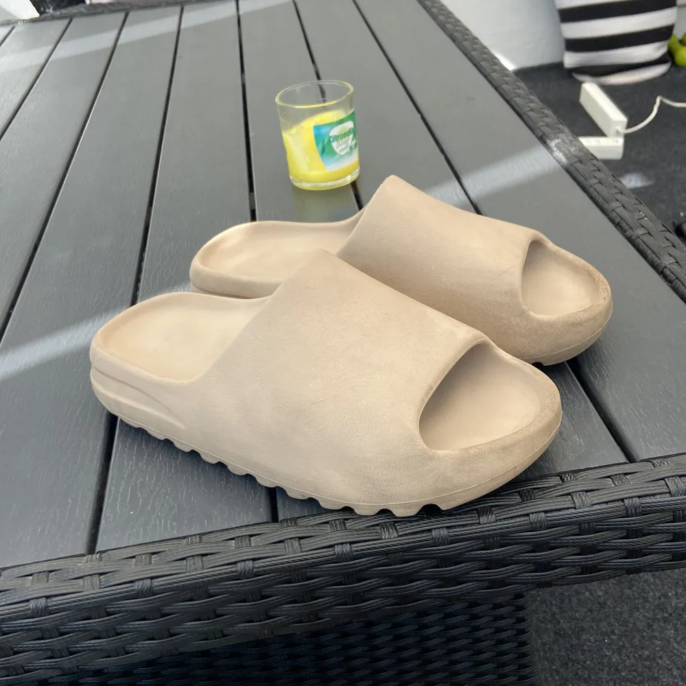 Yeezy Slides Sand, Köpte för 2 års sen, bra skick!. Skor.