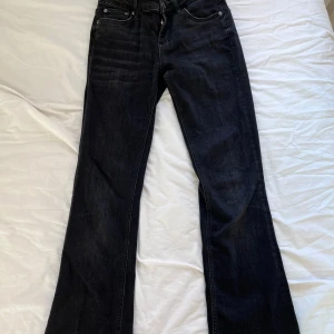 Lowwaist jeans - Lågmidjade jeans från zara i en bootcut modell. Säljer då de tyvärr inte passar längre