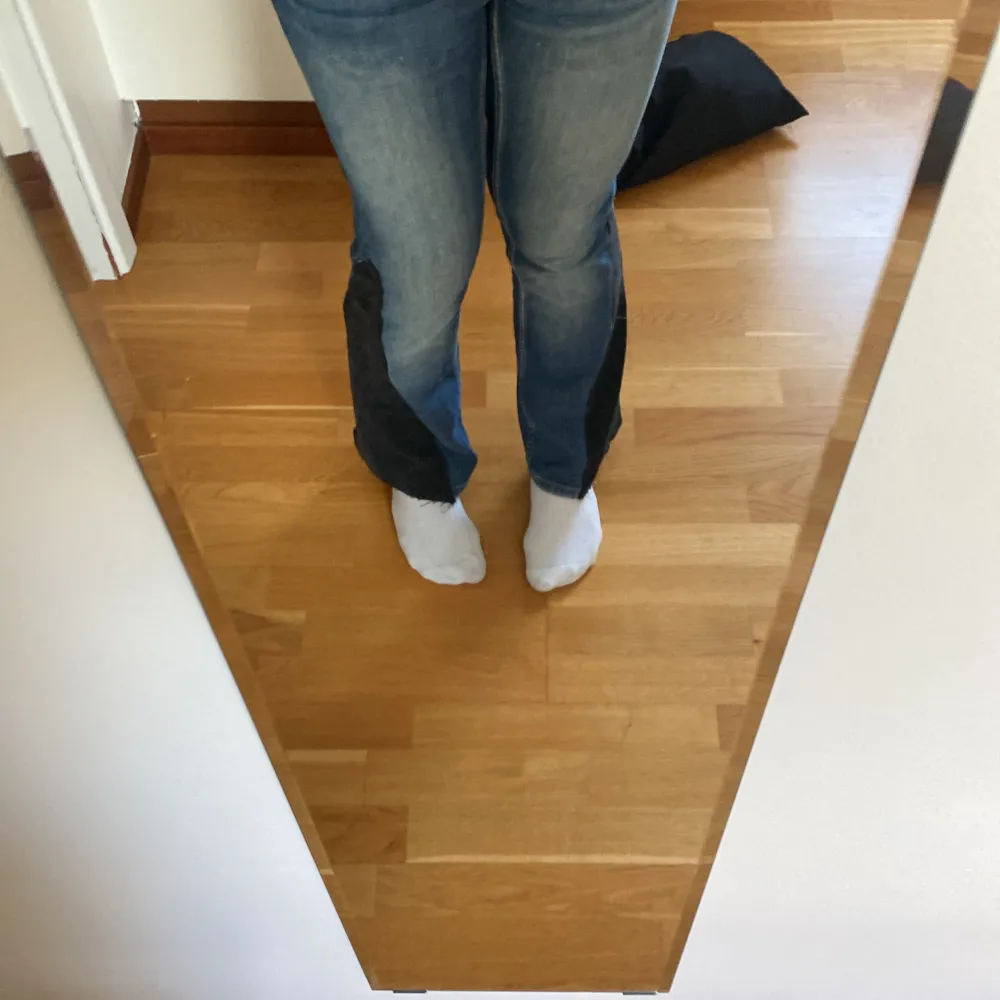 Jag har sytt om ett par skinny jeans till bootcut. Jag säljer då de är för korta på mig. Jag skulle säga att de sitter som 34/36. Jeans & Byxor.