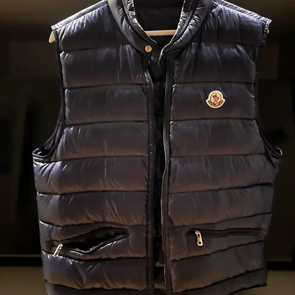 Tja säljer denna moncler gui i navyblue 💫 Kvitto medföljer   Pris 2599kr  Storlek L   Inga flaws   Skriv vid frågor eller intresse💫. Jackor.