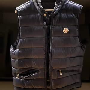 Tja säljer denna moncler gui i navyblue 💫 Kvitto medföljer   Pris 2599kr  Storlek L   Inga flaws   Skriv vid frågor eller intresse💫