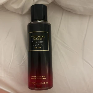 Victoria's Secret Cherry Elixir No. 33 - Victoria's Secret Cherry Elixir No. 33 är en bodymist med en blandning av svart körsbär, flytande amber och en mystisk underton. Flaskan är svart med en röd toning mot botten och har en kapacitet på 250 ml och är nästan full💕 