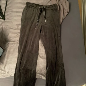 Velour Mjukisbyxor - Mjukisar i velour från gina, storlek xxs men väldigt stretchiga. Fint skick förutom några lösa trådar i midjan som syns på sista bilden💓