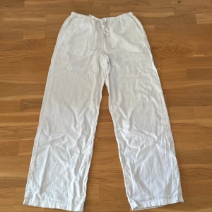 Linnebyxor  - Vita linnebyxor från Gina tricot.  Kannapt använda. Säljer då de är för stora på mig. 