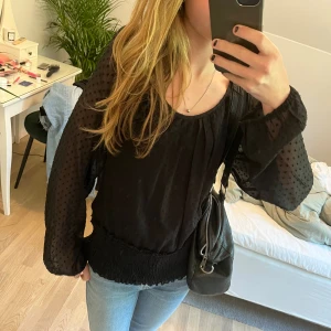 Svart blus - Svart blus från vero moda i storlek M men passar mig som är i storlek xs