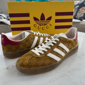 Säljer ett par limiterade Gucci x Adidas Gazelle sneakers i storlek 44. Skorna är helt nya och aldrig använda och de är givetvis äkta.