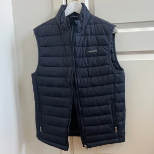 Lexington väst strl S - Helt ny lexington väst i storlek S. Nypris ligger på 1200kr. Hör av dig vid intresse!