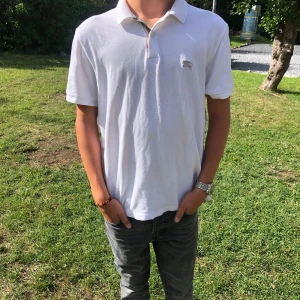 Burberry pike - Helt oanvänd burberry pike. Modellen är 170. Perfekt plagg till sommaren. Hör av er vid minsta fundering. 