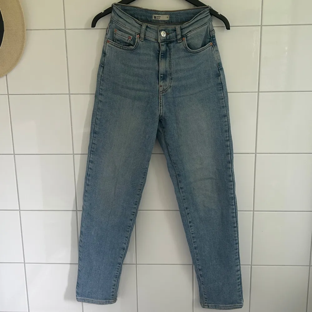 Jag säljer dessa blåa jeans från gina tricot. De har blivit lite för små för mig därför säljs dem. Bra skick. Kontakta mig för mer info eller bilder på dem. 🫶. Jeans & Byxor.