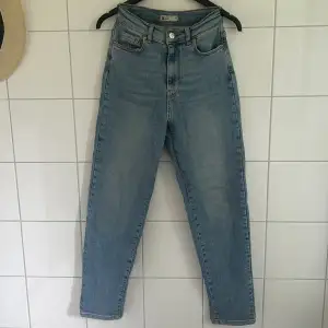 Jag säljer dessa blåa jeans från gina tricot. De har blivit lite för små för mig därför säljs dem. Bra skick. Kontakta mig för mer info eller bilder på dem. 🫶