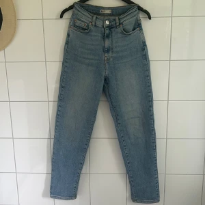 Jeans - Jag säljer dessa blåa jeans från gina tricot. De har blivit lite för små för mig därför säljs dem. Bra skick. Kontakta mig för mer info eller bilder på dem. 🫶