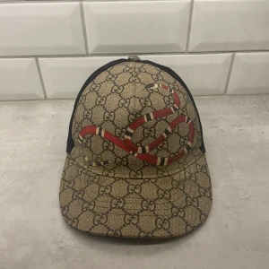 Gucci snake keps - Säljer en väldigt fin Gucci keps i bra skick. Storlek s Självklart äkta! Vid frågor dm!