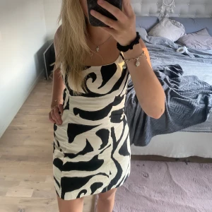 Cool klänning - Så häftig klänning!! Går bra att använda som bandeuklänninv också 💓