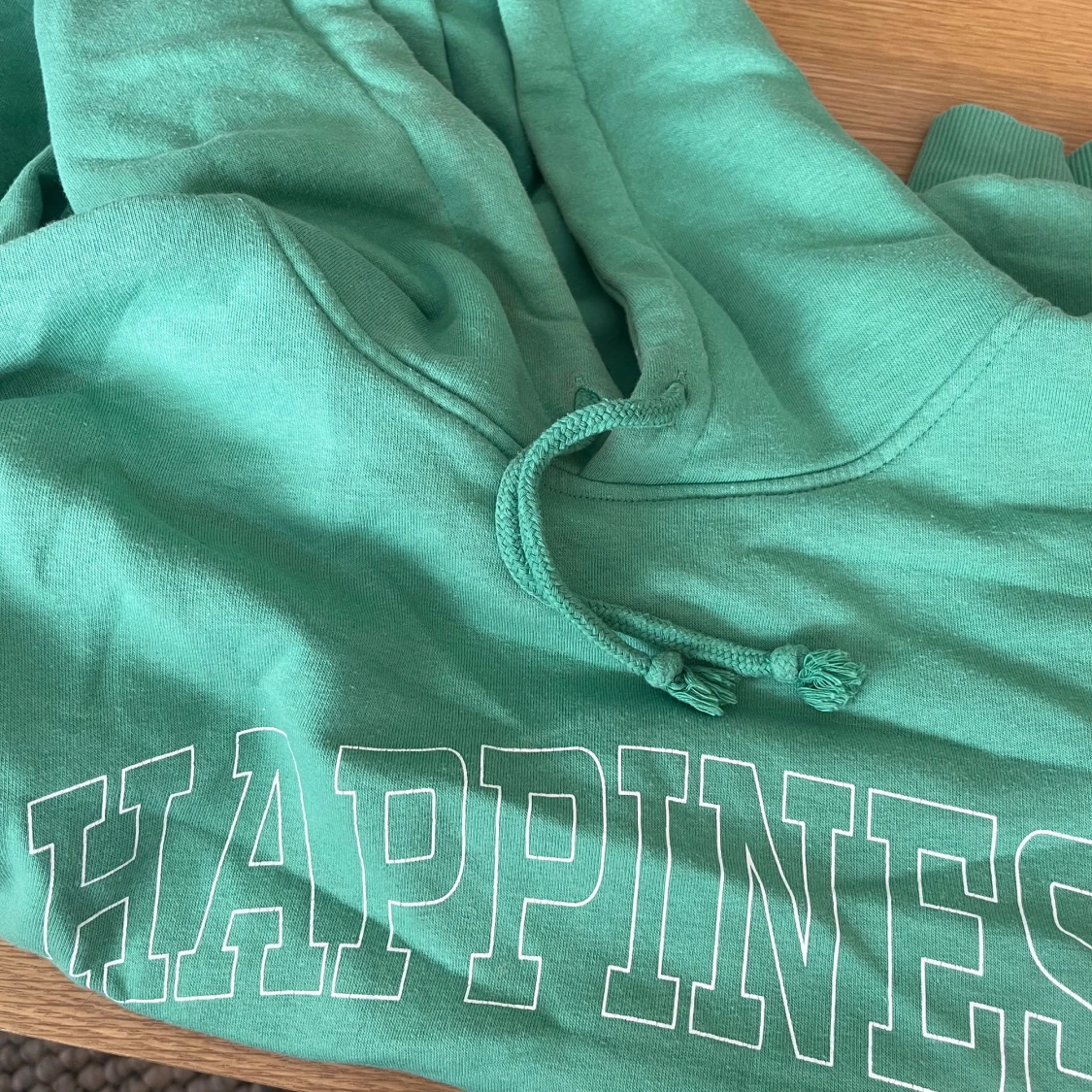Grön hoodie med texten 'Happiness' - 90