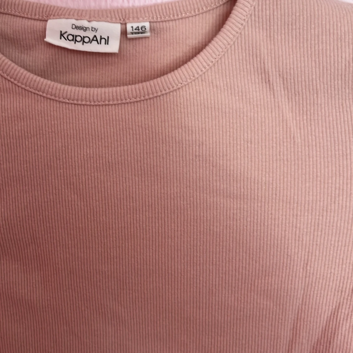 Basic kortärmade ribbad tröja. - 90