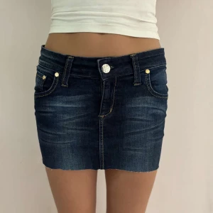 Jeanskjol - Mörkblå jeanskjol! Modell (170cm, vanligtvis xs)