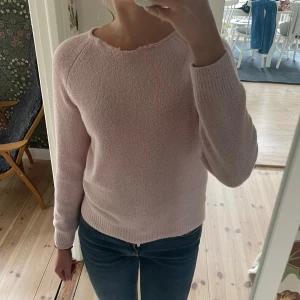 Stickad tröja  - Super fin rosa stickad tröja perfekt till hösten💕