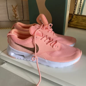 Nike träningsskor  - HELT nya aldrig använda, men skit söta!