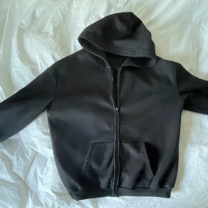 Svart zip-hoodie  - Säljer nu min älskade svart zip-hoodie! Den är välanvänd och därför ganska noppig, men den är fortfarande väldigt mjuk inuti! Dragkedjan fungerar utan problem. Det står storlek xs men den är stor i storlek💗