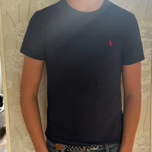 Ralph lauren t shirt  - Säljer denna snygga och stilrena Ralph lauren t shirt. Färgen är marin blå. Skicket är ganska bra. Tveka inte om att få fler bilder. Pris kan diskuteras vid snabb affär!