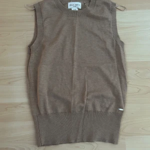 Vest  - En sandfärgad vest från Holly & Whyte. Ny skick. Storlek xs. Fråga gärna om fler bilder, mätningar, osv. Skriv helst innan du köper! 