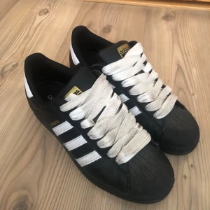 Adidas superstar - Adidas superstars med vita laces. Asfeta och i bra skick lite damm som jag kan ta bort men inge större slitage på. Använda kanske 10 gånger 