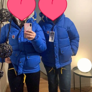 Fjällräven jacka - Säljer min blåa fjällräven jacka då den inte används nå mer, den är använd ofta men inget som är trasigt på den. Nypris är 6999kr
