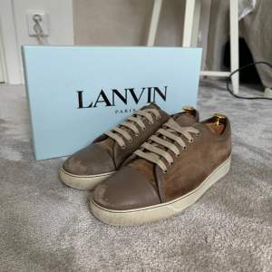 Lanvin skor köpta på NK 2022. Kvitto, box och dustbag medföljer. Skick: 6/10. Slitningar på bild 4 & 5. Skriv för minsta funderingar så svarar jag så snabbt jag kan!🌟