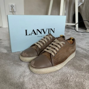 Lanvin skor - Lanvin skor köpta på NK 2022. Kvitto, box och dustbag medföljer. Skick: 6/10. Slitningar på bild 4 & 5. Skriv för minsta funderingar så svarar jag så snabbt jag kan!🌟