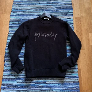 Weekday stickad tröja  - Snygg stickad tröja från Weekday! Tröjan är i jätte bra skick och jag ett snygg tryck! Passar XS-S💪💪 Skriv gärna vid eventuella frågor eller funderingar! 
