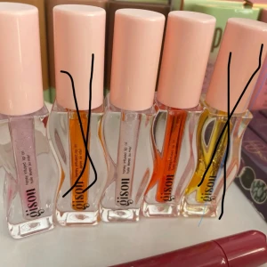 Hell nya 3 Qisou läppglans (oanvända) alla tre för 200 kr - Säljer min tre nya läppglans oanvända. Säljer dem eftersom fick dubbelt så många.  priset kan diskuteras vid snabb affär